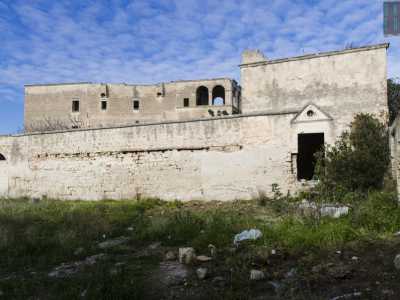 Un varco sormontato da un timpano ci porta in quella che un tempo era la cappella della masseria